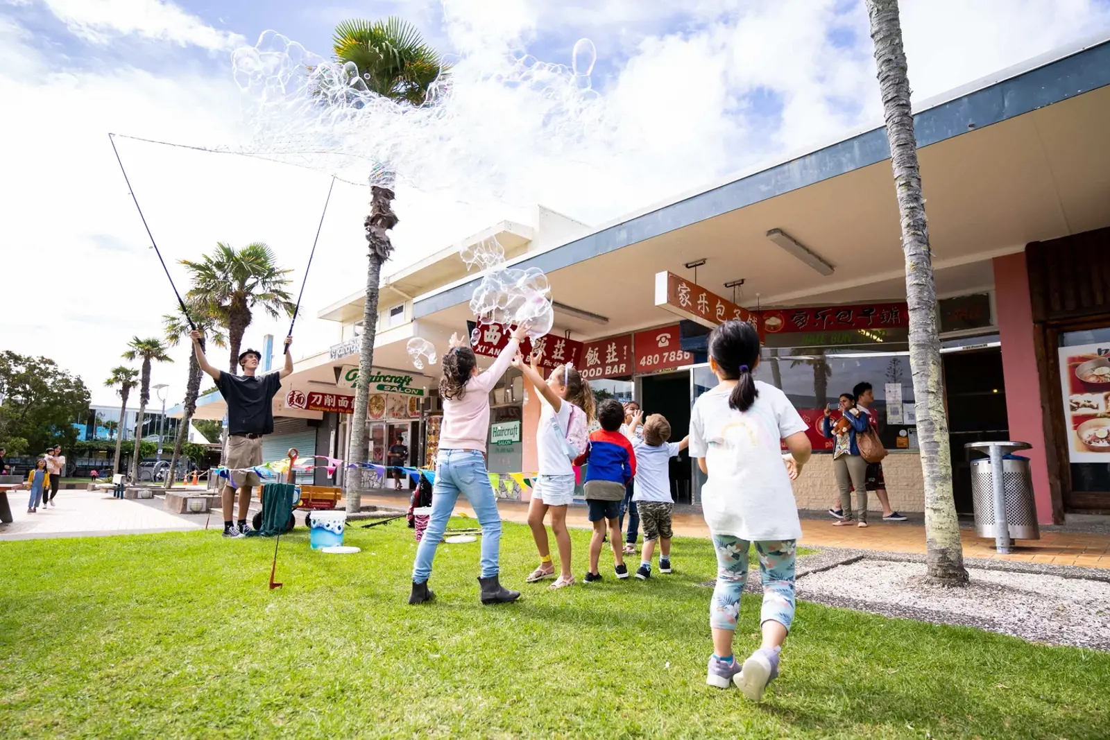 Kids Take Part In Northcote Easter Treasure Hunt5